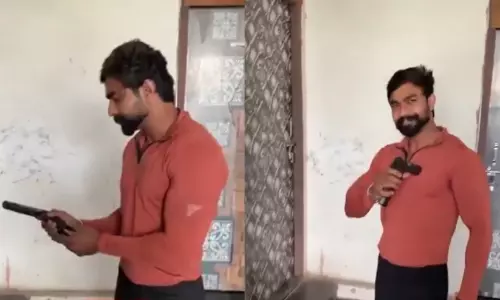 ആദ്യം കാമറയിൽ നോക്കി പുഞ്ചിരിച്ചു, പിന്നീട് തോക്ക് നെഞ്ചിൽ ചേർത്ത് വെടിവെച്ചു; ബന്ധു വിഡിയോ പകർത്തുന്നതിടെ യുവാവിന്റെ ആത്മഹത്യ ആദ്യം കാമറയിൽ നോക്കി പുഞ്ചിരിച്ചു, പിന്നീട് തോക്ക് നെഞ്ചിൽ ചേർത്ത് വെടിവെച്ചു; ബന്ധു വിഡിയോ പകർത്തുന്നതിടെ യുവാവിന്റെ ആത്മഹത്യ