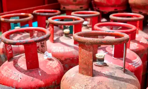 പാചകവാതക പ്രതിസന്ധി : വിതരണപരിധി ഉയർത്താൻ കേന്ദ്രത്തോട് ആവശ്യപ്പെടും