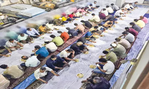 ന​വ​യു​ഗം ദ​ല്ല മേ​ഖ​ല ഇ​ഫ്താ​ർ സം​ഗ​മം ശ്ര​ദ്ധേ​യ​മാ​യി