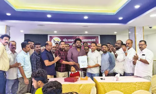 മൂ​ന്ന് പ​തി​റ്റാ​ണ്ട​ത്തെ പ്ര​വാ​സ​ത്തി​ന് വി​ട; ജ​ലീ​ൽ മാ​ട​മ്പ്ര​ക്ക് അ​മ​ര​മ്പ​ലം പ്ര​വാ​സി കൂ​ട്ടാ​യ്മ​യു​ടെ ആ​ദ​രം