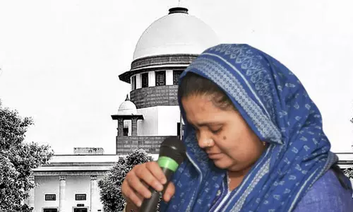 ബിൽക്കീസ് ബാനു കേസ്; പ്രതികളുടെ ഹരജിയിൽ ഗുജറാത്ത്, മഹാരാഷ്ട്ര സർക്കാരുകളുടെ പ്രതികരണം തേടി സുപ്രീംകോടതി ബിൽക്കീസ് ബാനു കേസ്; പ്രതികളുടെ ഹരജിയിൽ ഗുജറാത്ത്, മഹാരാഷ്ട്ര സർക്കാരുകളുടെ പ്രതികരണം തേടി സുപ്രീംകോടതി