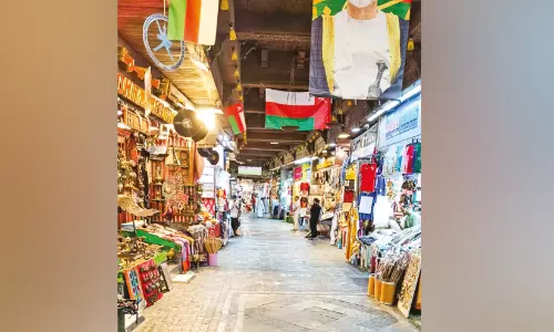 പെരുന്നാൾ സീസണ്; അവസാന ലാപ്പിൽ പ്രതീക്ഷയർപ്പിച്ച് മത്ര സൂഖിലെ വ്യാപാരികൾ പെരുന്നാൾ സീസണ്; അവസാന ലാപ്പിൽ പ്രതീക്ഷയർപ്പിച്ച് മത്ര സൂഖിലെ വ്യാപാരികൾ