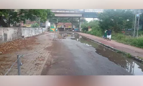 വേനൽമഴയിൽ റെയിൽവേ സ്റ്റേഷൻ റോഡിൽ വെള്ളക്കെട്ട്