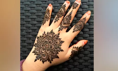 മൈലാഞ്ചിച്ചോപ്പിൽ തുടുത്ത ചെറിയ പെരുന്നാൾ