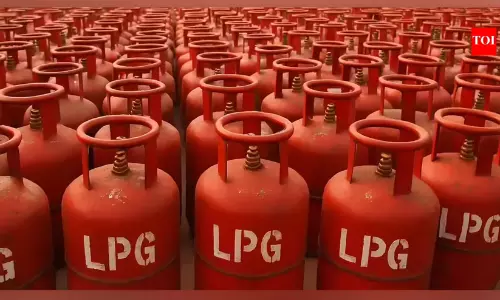 പാചക വാതക പ്രതിസന്ധിയിൽ വലഞ്ഞ് വിവിധ തൊഴിൽ മേഖലകൾ പാചക വാതക പ്രതിസന്ധിയിൽ വലഞ്ഞ് വിവിധ തൊഴിൽ മേഖലകൾ