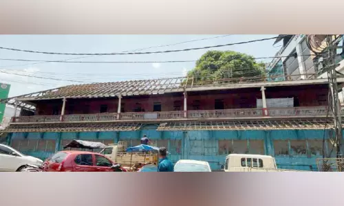 നഗരത്തിൽ പഴമയുടെ അടയാളമായ ഇരുനില കെട്ടിടം ഓർമയാകുന്നു നഗരത്തിൽ പഴമയുടെ അടയാളമായ ഇരുനില കെട്ടിടം ഓർമയാകുന്നു