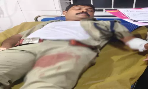 മാനസിക രോഗിയെ കിഴ്പ്പെടുത്താൻ ശ്രമം; പരപ്പനങ്ങാടി എസ്.എച്ച്.ഒക്ക് കുത്തേറ്റു മാനസിക രോഗിയെ കിഴ്പ്പെടുത്താൻ ശ്രമം; പരപ്പനങ്ങാടി എസ്.എച്ച്.ഒക്ക് കുത്തേറ്റു