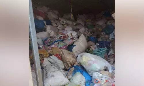 വാകത്തോട്ടിലേക്ക് മലിനജലം ഒഴുക്കി; പൂക്കോട്ടുംപാടത്ത് കടയുടമകൾക്ക് പിഴ