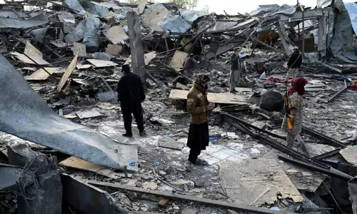 തകർന്നടിഞ്ഞ കെട്ടിട അവശിഷ്ടങ്ങൾക്കിടയിൽ ഉറ്റവരെ തിരഞ്ഞ് കാബൂളിലെ ജനങ്ങൾ