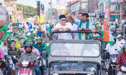 ആവേശം പകര്ന്ന് കൊണ്ടോട്ടിയില് അഷ്റഫലിയുടെ റോഡ് ഷോ ആവേശം പകര്ന്ന് കൊണ്ടോട്ടിയില് അഷ്റഫലിയുടെ റോഡ് ഷോ