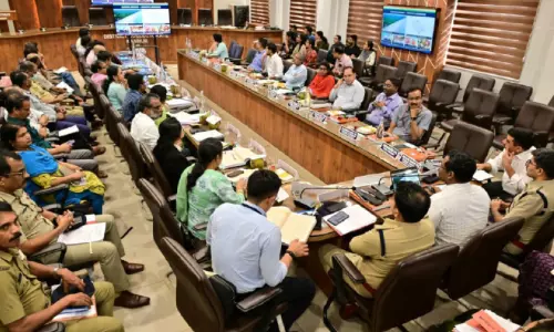 തെരഞ്ഞെടുപ്പ് ഒരുക്കം: നിരീക്ഷകരുമായി ചർച്ച