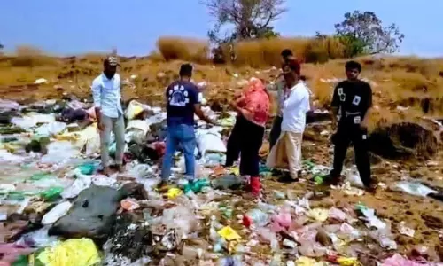കുമ്പളയിൽ രാത്രിയുടെ മറവിൽ മാലിന്യം തള്ളൽ; പഞ്ചായത്തധികൃതർ സ്ഥലം സന്ദർശിച്ചു