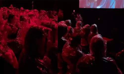 തിയറ്ററിൽ ഹൊറർ സിനിമ കണ്ടുകൊണ്ടിരിക്കുമ്പോൾ ദേഹത്തേക്ക് ചീറ്റിത്തെറിച്ച് ചുടുരക്തം!; വൈറലായി റെഡി ഓർ നോട്ട്ന്‍റെ പ്രദർശനം