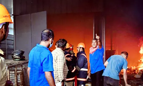 പുല്ലേപ്പടിയിൽ ആക്രി ഗോഡൗണിൽ വൻ തീപിടിത്തം പുല്ലേപ്പടിയിൽ ആക്രി ഗോഡൗണിൽ വൻ തീപിടിത്തം