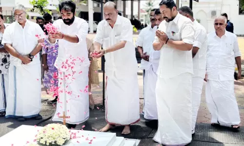 പിതാവിന്റെ കബറിൽ പ്രാർഥിച്ച് ചാണ്ടി ഉമ്മൻ തുടങ്ങി പിതാവിന്റെ കബറിൽ പ്രാർഥിച്ച് ചാണ്ടി ഉമ്മൻ തുടങ്ങി