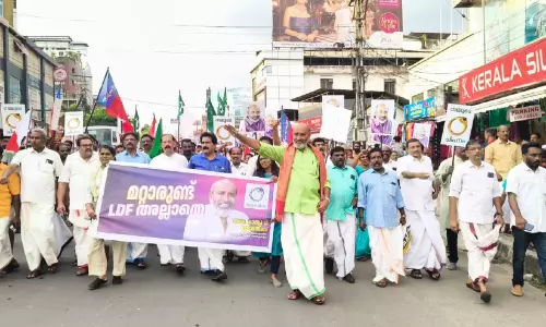 റോഡ് ഷോയുമായി പ്രചാരണത്തിൽ സജീവമായി ഇടതു സ്ഥാനാർഥികൾ റോഡ് ഷോയുമായി പ്രചാരണത്തിൽ സജീവമായി ഇടതു സ്ഥാനാർഥികൾ