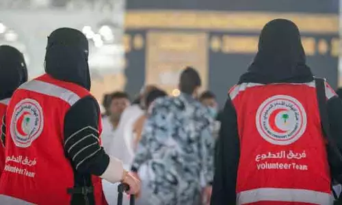 റമദാനിൽ ഇരുഹറമുകളിൽ കരുതലിന്റെ മാലാഖമാരായി റെഡ് ക്രസൻറ് പ്രവർത്തകർ റമദാനിൽ ഇരുഹറമുകളിൽ കരുതലിന്റെ മാലാഖമാരായി റെഡ് ക്രസൻറ് പ്രവർത്തകർ