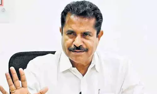 ഫേസ്ബുക്ക് കുറിപ്പ് പിൻവലിച്ച് സമ്മർദം; അവസാനം പിൻമാറി അടൂർ പ്രകാശ് ഫേസ്ബുക്ക് കുറിപ്പ് പിൻവലിച്ച് സമ്മർദം; അവസാനം പിൻമാറി അടൂർ പ്രകാശ്