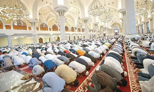 ഇക്കാര്യങ്ങൾ ശ്രദ്ധിക്കണേ... ; പെ​രു​ന്നാ​ൾ ന​മ​സ്കാ​ര​ത്തി​ന് സു​ര​ക്ഷ നി​ർ​ദേ​ശ​ങ്ങ​ളു​മാ​യി ഔ​ഖാ​ഫ്