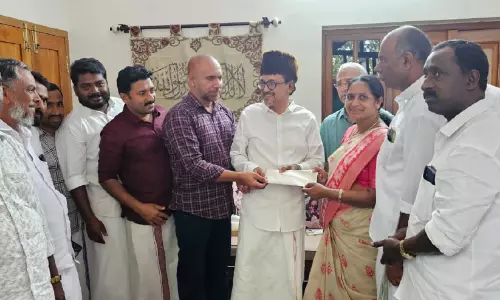 ജ​യ​ന്തി രാ​ജ​ന് കെ​ട്ടി​വെ​ക്കാ​നു​ള്ള തു​ക വ​യ​നാ​ട് ജി​ല്ല കെ.​എം.​സി.​സി കൈ​മാ​റി