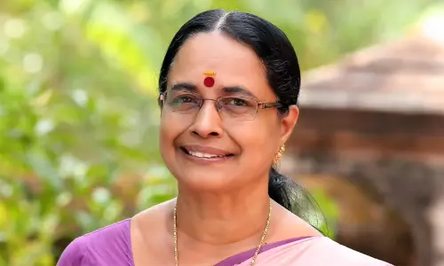 അരിവാൾ... സോറി കൈപ്പത്തി...; വോട്ടഭ്യർഥനയിൽ ഐഷാ പോറ്റിക്ക് നാക്കുപിഴ അരിവാൾ... സോറി കൈപ്പത്തി...; വോട്ടഭ്യർഥനയിൽ ഐഷാ പോറ്റിക്ക് നാക്കുപിഴ