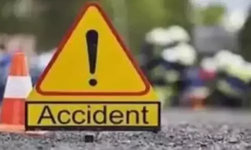 ടാർ മിക്സ് കയറ്റി വന്ന ടോറസ് ലോറി വീടിന് മുകളിലേക്ക് മറിഞ്ഞു ടാർ മിക്സ് കയറ്റി വന്ന ടോറസ് ലോറി വീടിന് മുകളിലേക്ക് മറിഞ്ഞു