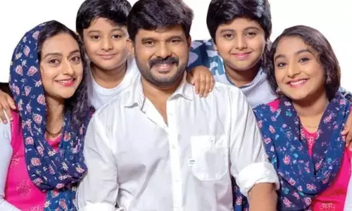 എല്ലാ ഈദിനും പള്ളിയിൽ നിന്ന് ഇറങ്ങിയ ശേഷം വാപ്പിച്ചി ഞങ്ങളെ ഈ കടവിലേക്ക് കൊണ്ടുവരും, വാപ്പിച്ചി നിങ്ങൾ എപ്പോഴും ഞങ്ങളോടൊപ്പമുണ്ട് -ഈദ് ദിനത്തിൽ കലാഭവൻ നവാസിന്റെ ഓർമ പങ്കുവെച്ച് മക്കൾ എല്ലാ ഈദിനും പള്ളിയിൽ നിന്ന് ഇറങ്ങിയ ശേഷം വാപ്പിച്ചി ഞങ്ങളെ ഈ കടവിലേക്ക് കൊണ്ടുവരും, വാപ്പിച്ചി നിങ്ങൾ എപ്പോഴും ഞങ്ങളോടൊപ്പമുണ്ട് -ഈദ് ദിനത്തിൽ കലാഭവൻ നവാസിന്റെ ഓർമ പങ്കുവെച്ച് മക്കൾ