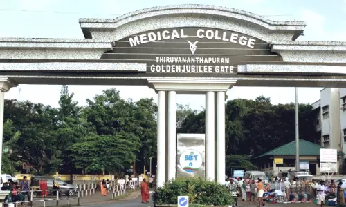തിരുവനന്തപുരം മെഡി. കോളേജ് തീപ്പിടിത്തം: രോഗികൾ മരിച്ചെന്ന ആരോപണവുമായി ബന്ധുക്കൾ തിരുവനന്തപുരം മെഡി. കോളേജ് തീപ്പിടിത്തം: രോഗികൾ മരിച്ചെന്ന ആരോപണവുമായി ബന്ധുക്കൾ