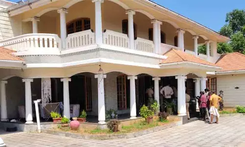 കൊച്ചിയിൽ ഒരു കുടുംബത്തിലെ അഞ്ച് പേർ മരിച്ച നിലയിൽ കൊച്ചിയിൽ ഒരു കുടുംബത്തിലെ അഞ്ച് പേർ മരിച്ച നിലയിൽ