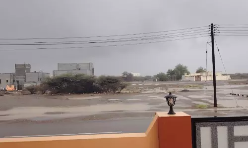 വടക്കൻ ഒമാനിൽ കനത്ത മഴയും ഇടിമിന്നലും ആലിപ്പഴ വർഷവും വടക്കൻ ഒമാനിൽ കനത്ത മഴയും ഇടിമിന്നലും ആലിപ്പഴ വർഷവും