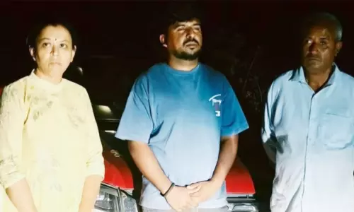15-km chase ends in dramatic arrest of bribe-taking official in Kolar 15-km chase ends in dramatic arrest of bribe-taking official in Kolar