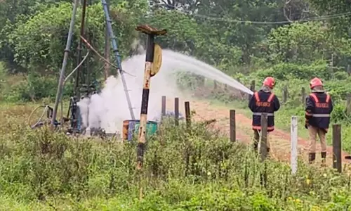 കൊച്ചി-സേലം പാചകവാതക പൈപ്പ് ലൈനിലെ ചോർച്ച പരിഹരിക്കാനുള്ള ശ്രമം തുടരുന്നു കൊച്ചി-സേലം പാചകവാതക പൈപ്പ് ലൈനിലെ ചോർച്ച പരിഹരിക്കാനുള്ള ശ്രമം തുടരുന്നു