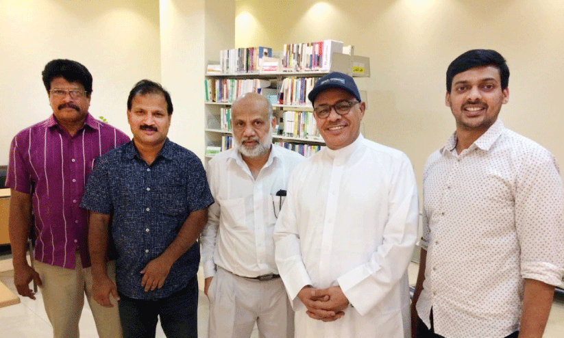 മലയാളി നടന്മാർ ഗാനിം സുലൈത്തിയുടെ (ഇടത്തുനിന്ന് നാലാമത്) കൂടെ