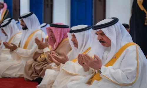 പ്രമുഖരുടെ സാന്നിധ്യത്തിൽ പെരുന്നാൾ നമസ്കാരം നിർവഹിച്ച് ഹമദ് രാജാവ്