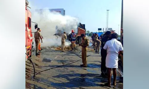 ദേശീയപാതയിൽ വൈക്കോൽ ലോറിക്ക് തീപിടിച്ചു