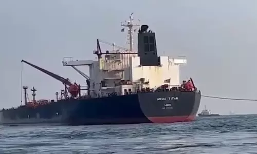 റഷ്യൻ എണ്ണയുമായി കപ്പൽ ഇന്ത്യൻ തീരത്ത് റഷ്യൻ എണ്ണയുമായി കപ്പൽ ഇന്ത്യൻ തീരത്ത്