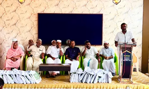 പ​ടി​ഞ്ഞാ​റ്റും​മു​റി ഓ​ർ​ഫ​നേ​ജി​ലെ കു​ട്ടി​ക​ൾ​ക്ക് മ​ക്ക കെ.​എം.​സി.​സി​യു​ടെ പെ​രു​ന്നാ​ൾ പു​ട​വ