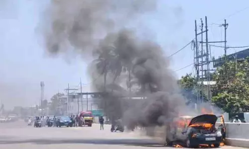 യാത്രക്കിടെ കാറിന് തീപിടിച്ചു