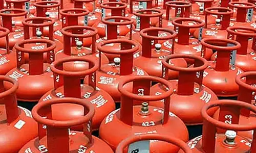 പാചക വാതകം കിട്ടുന്നില്ല; കരിഞ്ചന്തയിൽ വ്യാപകം