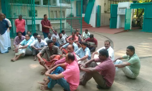 കെ.പി.പി.എൽ ഗേറ്റ് ഉപരോധിച്ച് കരാർ തൊഴിലാളികൾ