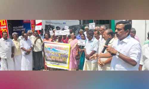 നെല്ല് സംഭരണം വൈകുന്നു; ജില്ല പാഡി ഓഫിസറെ പിക്കറ്റ് ചെയ്തു