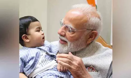 പ്രധാനമന്ത്രിയുടെ കൂടെയുള്ളത് ആരാണെന്ന് മനസിലായോ? സോഷ്യൽമീഡിയ കീഴടക്കി കുഞ്ഞ് താരം പ്രധാനമന്ത്രിയുടെ കൂടെയുള്ളത് ആരാണെന്ന് മനസിലായോ? സോഷ്യൽമീഡിയ കീഴടക്കി കുഞ്ഞ് താരം