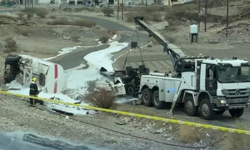 ആമിറാത്തിൽ ഇന്ധന ടാങ്കർ മറിഞ്ഞു; ഒരാൾ മരിച്ചു, മറ്റൊരാൾക്ക് പരിക്ക്