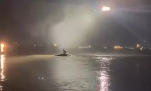 മഴക്കെടുതി: മസ്നയിൽ വെള്ളത്തിൽ മുങ്ങിയ കാറിൽ അകപ്പെട്ടയാളെ ഹെലികോപ്ടറിൽ രക്ഷപ്പെടുത്തി