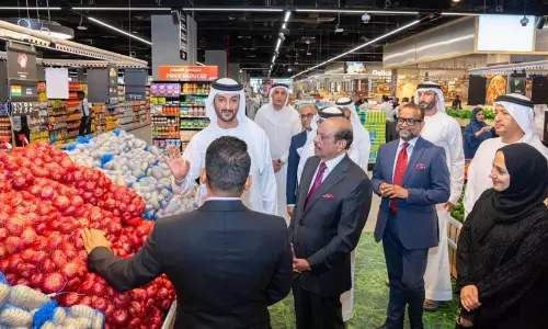 യു.എ.ഇ സാമ്പത്തികകാര്യ മന്ത്രി ലുലു ഹൈപ്പർമാർക്കറ്റ് സന്ദർശിച്ചു യു.എ.ഇ സാമ്പത്തികകാര്യ മന്ത്രി ലുലു ഹൈപ്പർമാർക്കറ്റ് സന്ദർശിച്ചു