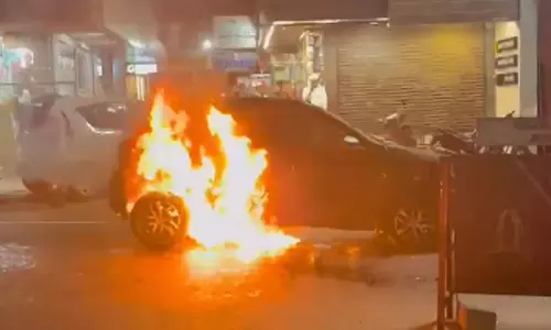 പ്രചാരണത്തിനിടെ പടക്കം വീണ് കാറിന് തീപിടിച്ചു