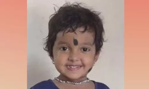 നാല് വയസ്സുകാരി മാതാവിനും സഹോദരനും മുന്നിൽ ലോറി കയറി മരിച്ചു