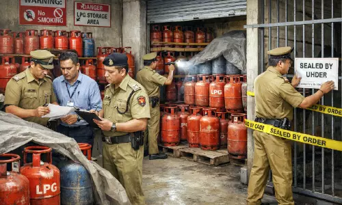 വാണിജ്യ സിലിണ്ടറുകൾ കരിഞ്ചന്തയിൽ; പരിശോധന പേരിന് മാത്രം