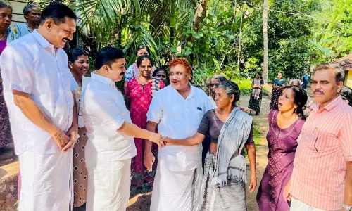 അങ്കമുറയും ആയുധബലവുമായി വള്ളുവനാട്ടെ പോര് അങ്കമുറയും ആയുധബലവുമായി വള്ളുവനാട്ടെ പോര്