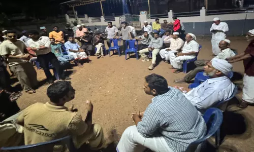 ത​ക​ർ​ന്ന റോ​ഡു​ക​ൾ; പ്ര​തി​ഷേ​ധ വ​ഴി​യി​ൽ നാ​ട്ടു​കാ​ർ